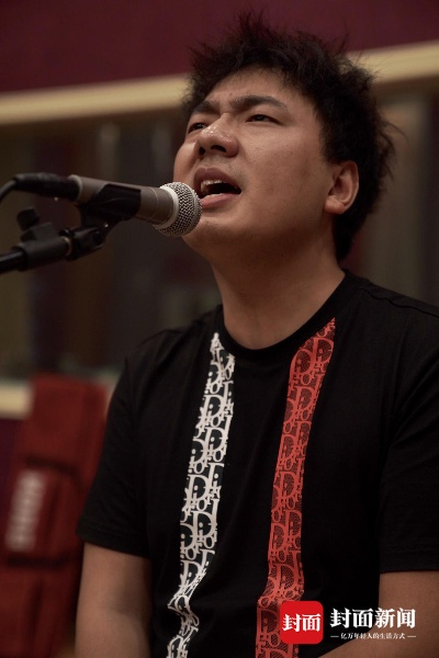 彝族音乐新星海来阿木与黑脸,从草根到音乐界璀璨的传奇 彝族音乐新星海来阿木与黑脸,从草根到音乐界璀璨的传奇